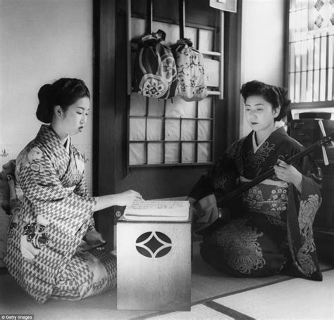 Memories Of The 1950s Geisha Stunning Photos Celebrate How The Ancient