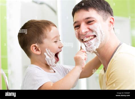 El Padre Y Su Hijo Hijo Jugando En El Cuarto De Baño Fotografía De Stock Alamy