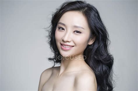 Portrait Of Beautiful Chinese Woman With Natural Makeup — Young Woman