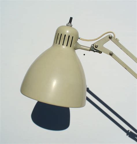 Luxo products improve lighting conditions, taking particular care of individual needs. Luxo "Naska Loris" floor lamp in beige lacquered steel, Arne JACOBSEN - 1950s - Design Market