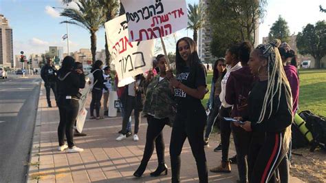 הוא גדל באשקלון לצד תשעה אחים ואחיות, במשך 11 שנים מבואם לאשקלון גרו כמשפחה בת 12 נפשות בדירת חדר אחד. יום הכיפורים: שעות הצום, תחבורה, ותפילה לשחרור אברה והישאם ...