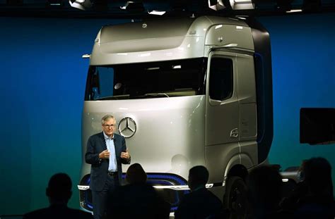 Autobauer Daimler Stellt Sich Neu Auf Daimler Umbau Mit