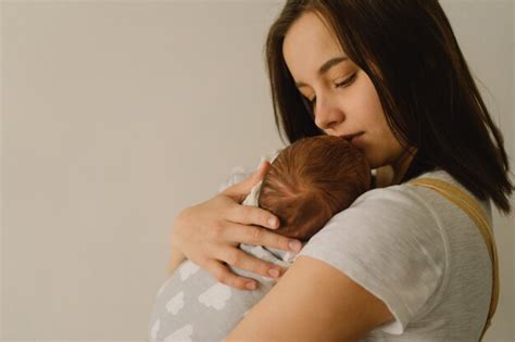 Madre Jugando Con Su Hijo Recién Nacido En Casa Niño Feliz Y Mamá