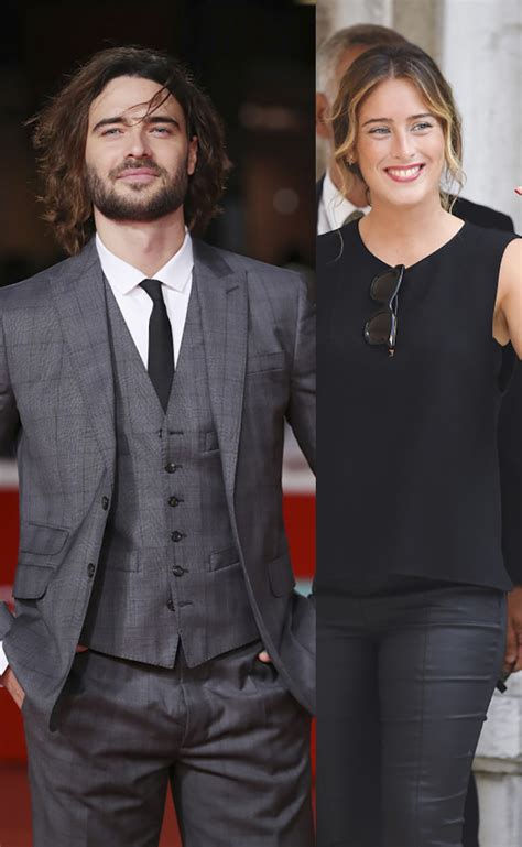 Si è fatto fotografare così giulio berruti, attore e fidanzato della renziana maria elena boschi, mentre riceveva un'iniezione di vaccino astrazeneca. . Maria Elena Boschi e Giulio Berruti, l'ex fidanzata dell ...