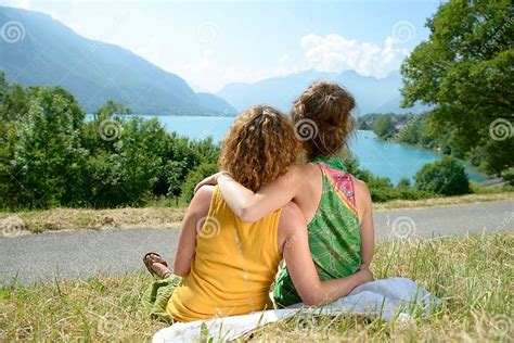twee lesbiennes in aard bewonderen het landschap stock foto image of lesbienne twee 41661002