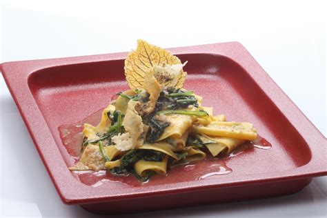 Pasta with chicory is quick and easy to prepare, perfect for a weeknight supper. Maltagliata con cicoria di campo, acciuga e pecorino - La ...