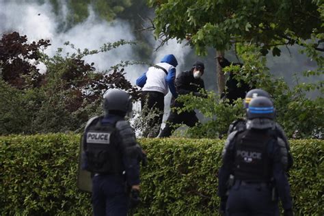 Paris brennt, die Regierung zittert: Ein Polizist erschiesst den 17