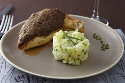 Saler et poivrer les morceaux de poisson et les plonger dans le reste de la farine. Suprême de volaille en croûte Cajun, écrasée de pommes de ...