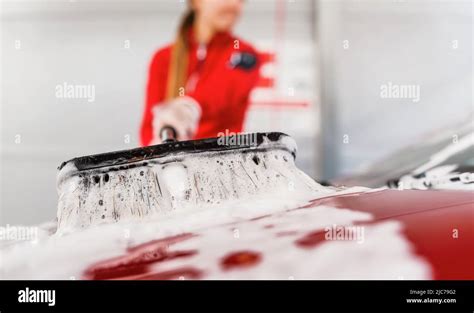 Junge Frau Die Ihr Auto In Einer Autowäsche Mit Selbstbedienung Putzt Nahaufnahme Detail Auf