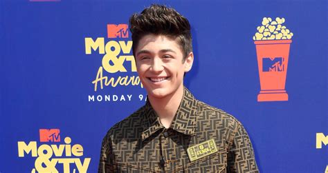 asher angel gives sneak peek inside mtv movie and tv awards 2019 2019 mtv awards asher angel