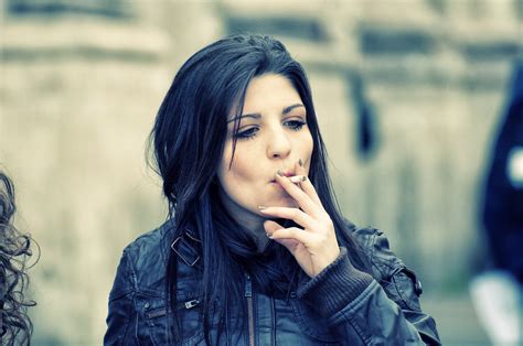 Cheek Hollowing Girls Talking Smoking Culture