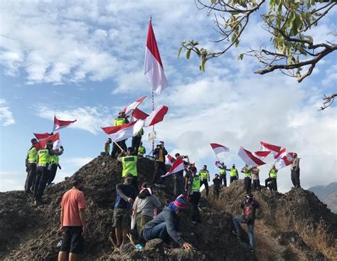 Add photo for gunung bendera. Gunung Bendera 2020 - Cara Pesepeda Gunung Peringati Hut Ri Ke 75 Di Bukit Cacing Lombok Travel ...