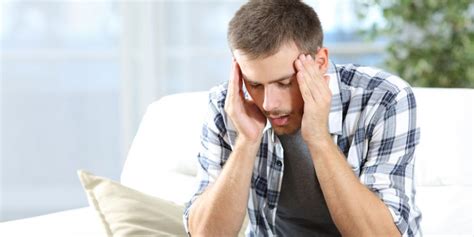 Il est fréquent que les personnes demandent une aide médicale car elles ne peuvent plus supporter le mal de tête du matin. Mal de tête : quelles sont les causes des maux de tête, e ...