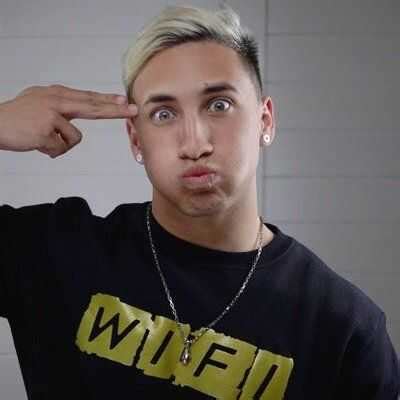 He has garnered widespread popularity there for his frequent personal vlog entries. Muere YAO CABRERA