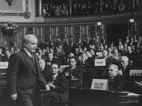 La façon de regarder la télé n'a finalement pas aujourd'hui, molotov révolutionne la façon dont on accède à la télévision. Cold War timeline | Timetoast timelines