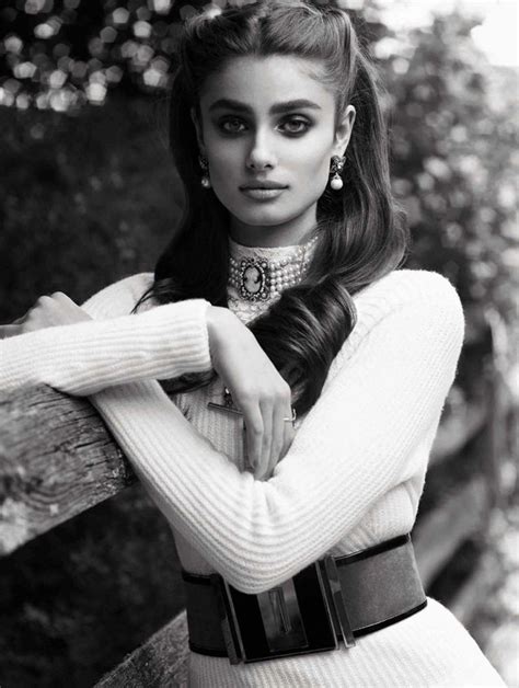 Taylor Hill Embraces Retro Fashion For Vogue Mexico Taylor Marie Hill