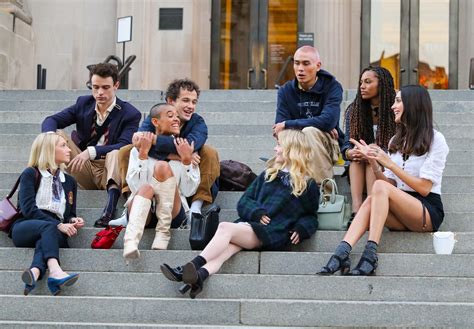 Gossip Girl Reboot Photos Share Clues To Whos Who In New Series Teen Vogue