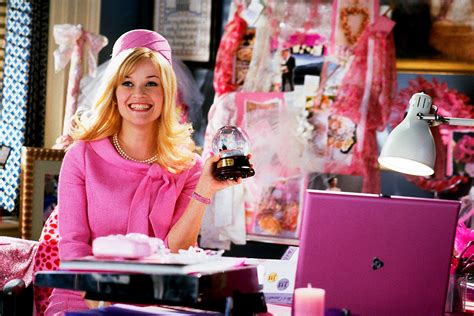 Reese regresó con tres películas en 2010, 2011 y 2012, todas centradas en torno a witherspoon como una mujer atrapada en un triángulo amoroso entre dos hombres. What are Reese Witherspoon's plans for 'Legally Blonde 3 ...