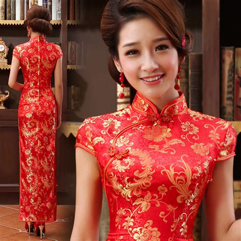 Chinese traditional wedding is undoubtedly one of the most beautiful weddings. Mandarin collar gold red long traditional Chinese wedding ...