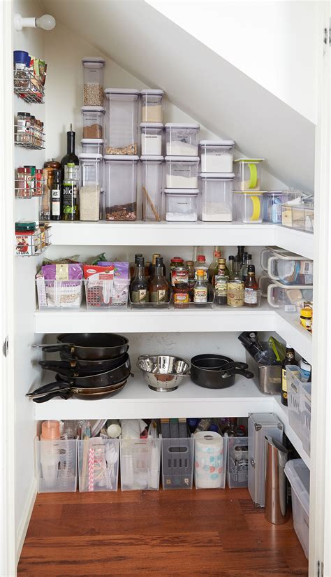 Open shelving faux kitchen pantries. Ordenamos una despensa | Kitchen pantry cupboard, Stairs in kitchen, Shelving design