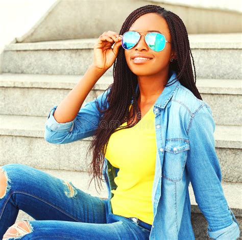 Fashion Beautiful Smiling African Woman Wearing Sunglasses Jeans