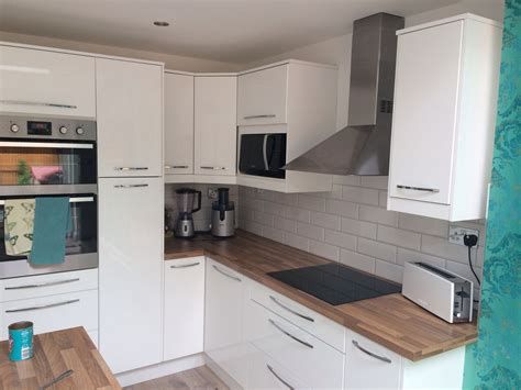Whatever your kitchen style, modern minimalist, simple or traditional, we have the kitchen worktops you want. White gloss kitchen ikea | Home | Pinterest | White gloss ...