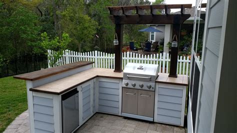 This convenient outdoor shelter has a stable metal frame and durable canopy top to protect you from the sun's harmful uv rays. Ana White | Outdoor bar grill surround with 2 post pergola - DIY Projects