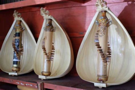 Alat musik yang dibuat dari bambu dengan adanya hiasan benang warna merah dan kuning ini adalah sebuah alat musik yang sering dimainkan untuk mengiringi kesenian reog ponorogo di jawa timur, angklung reog dibuat sedikit melengkung, walaupun begitu bambu tersebut di tata dengan rapi dan indah. 20 Alat Musik Tradisional Indonesia beserta Daerah Asalnya