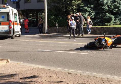 Oggi, 7 agosto, intorno alle 16.17, c'è stato un incidente a olgiate comasco in via milano, che ha visto coinvolte una macchina e una moto. Incidente in moto: 19enne rischia di perdere un piede ...