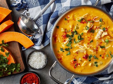 Vous ferez cuire la courge à la vapeur, puis au four et la dégusterez farcie avec de la viande poêlée et parfumée. Recette Courge butternut farcie au bleu et à la pomme ...