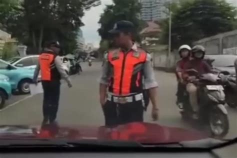 Viral Petugas Dishub Dki Jakarta Naik Di Atas Kap Mobil Pengendara Yang