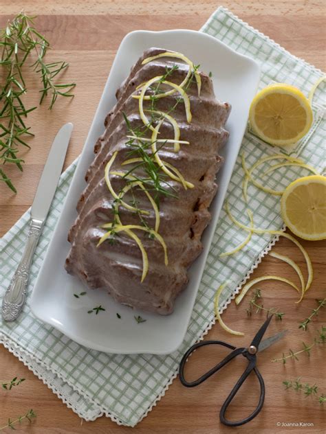 6 el olivenöl, einige spritzer worchestersoße, schalotte und 1/2 tl braunen zucker mit dem thymian. Zitronen-Ingwer-Kuchen mit Thymian und Rosmarin - Die ...