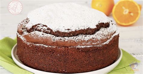 Contiene farina, zucchero e cioccolato fondente, più acqua, un po' di olio di semi e lievito. TORTA ALL'ACQUA CON CIOCCOLATO E ARANCE senza burro nè uova