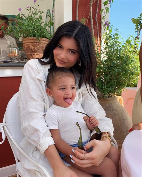 Holofote Após A Separação Kylie Jenner Mostra Vídeo Amoroso Da Filha