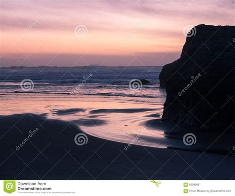 Tramonto Sulla Spiaggia Delloceano Con Le Scogliere Immagine Stock