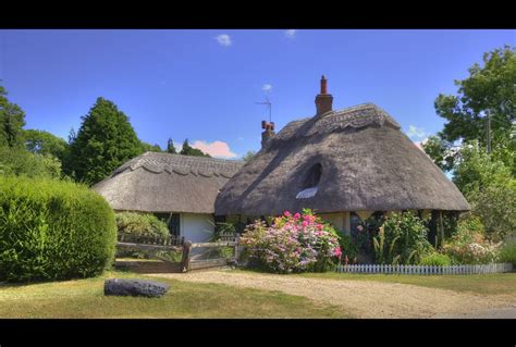 Thatched Cottage In The Lincolnshire Wolds English Houses Cottages