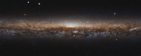 Localizada na constelação de caranguejo, esta galáxia espiral barrada parece uma versão mais pequena da via láctea. Galaxias del mes.