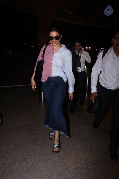 Deepika Padukone Spotted At Airport Photo 12 Of 14