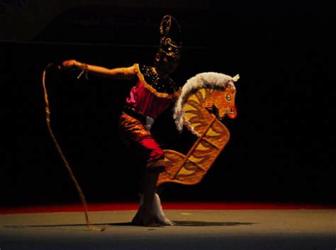 Gelak ketawa pengunjung daripada pelbagai lapisan perayaan ini juga merupakan kesempatan bagi generasi muda, terutama daripada kumpulan budaya, untuk mempersembahkan tarian tradisional. Tarian Tradisional - Fiksyen Shasha