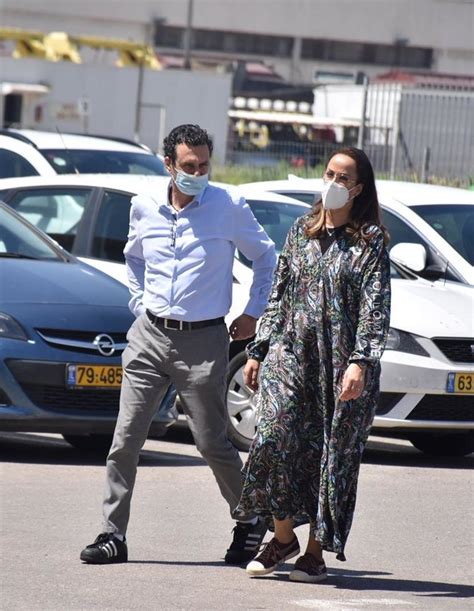 ארץ נהדרת היא תוכנית בידור סאטירית ישראלית, שמשודרת במסגרת שידורי קשת מאז נובמבר 2003.התוכנית כוללת התייחסויות סאטיריות והומוריסטיות לאירועי השבוע החולף בעיקר באמצעות חיקויים, מערכונים, בדיחות וחידודים על כותרות השבוע. עדן הראל ועודד מנשה חוזרים לשגרה