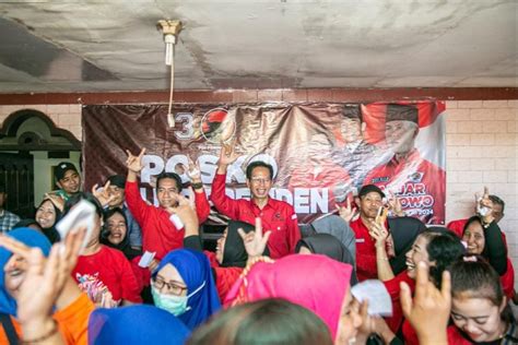 Mak Mak Di Surabaya Nyanyikan Lagu Ganjar Siji Ganjar Kabeh
