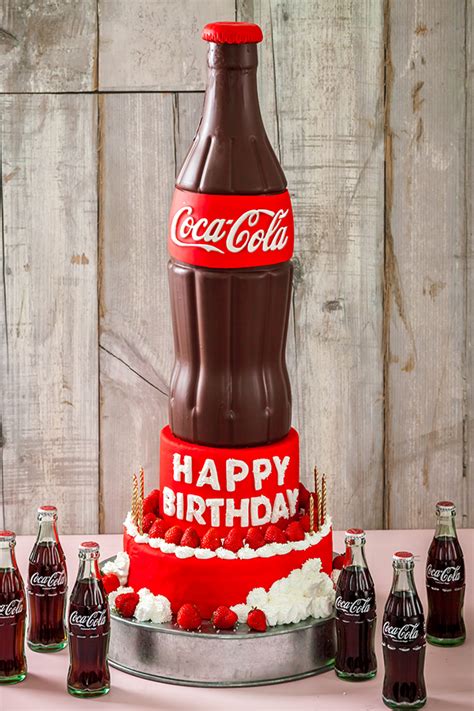 Coke Bottle 58 코카 콜라 병 탄생 100주년을 기념한 어마어마한 크기의 코카 콜라 케이크 그 맛은 어떨까요