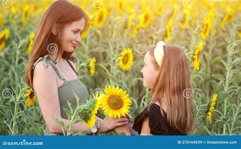 Madre Besa A Su Hija Aceptando Un Lindo Ramo De Girasoles Imagen De