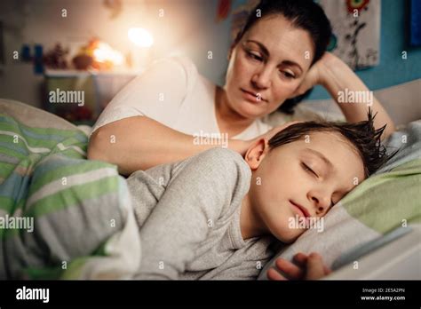 Madre Agotada Durmiendo Fotografías E Imágenes De Alta Resolución Alamy