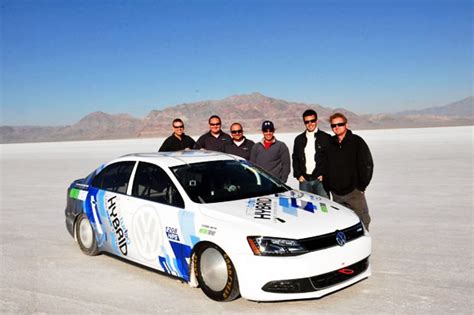 Voiture vitesse voiture conception vitesse creatif. Une Volkswagen Jetta hybride à 300 km/h