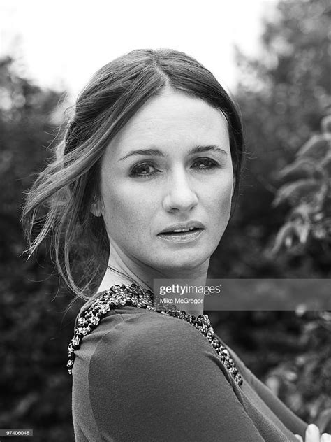 Actress Emily Mortimer Poses At A Portrait Session In 2009 News Photo