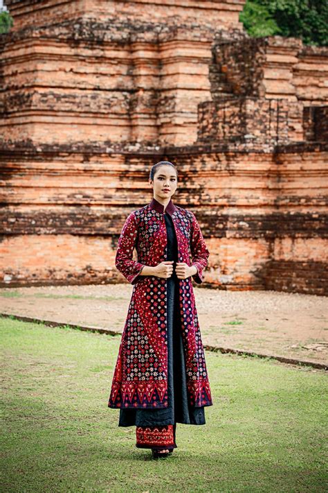Candi muara jambi merupakan peninggalan kerajaan sriwijaya, berdasarkan informasi dari para sejarawan. Wignyo Rahadi Tampilkan Koleksi Batik Jambi di Candi Muaro ...