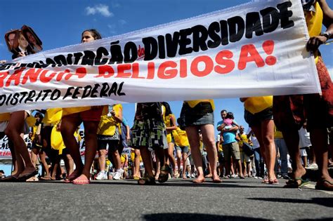 Caminhada religiosa reúne multidão no Rio Notícias Cidades Band