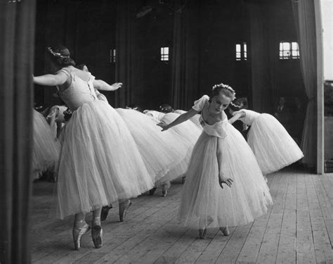 25 Gorgeous Vintage Photographs Of Ballet Dancers From Between The