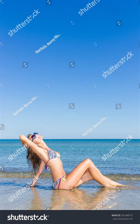 Portrait Happy Sexy Girl Bikini Posing库存照片281488772 Shutterstock
